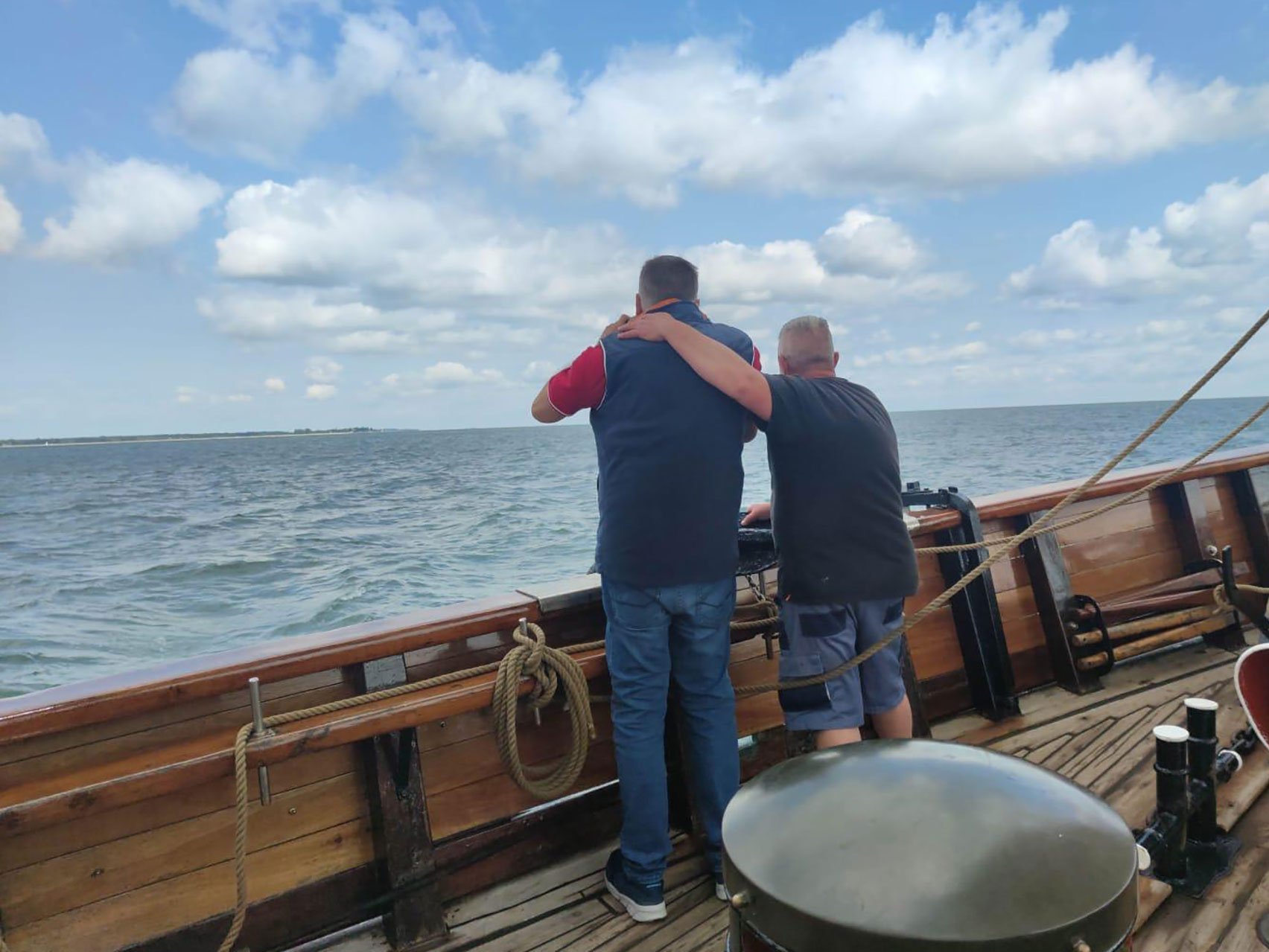 Zwei Männer beim Segeln auf einem großen Segelschiff